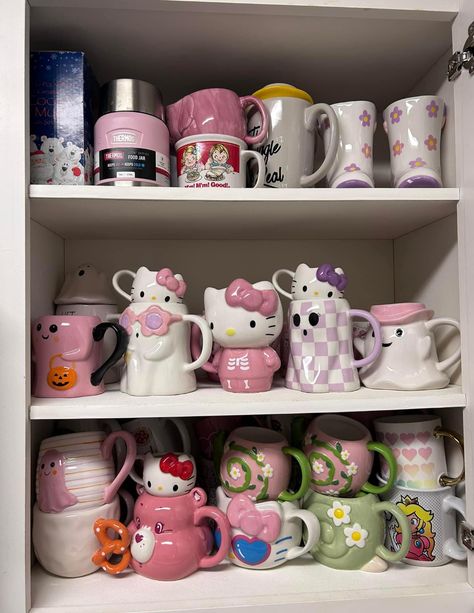 Cute Crockpot, Hello Kitty Coffee Cup, Hello Kitty Home Decor, Home Decor Ideas Pink, Mug Organization, Mug Collection Display, Sanrio Decor, Kitchen Kawaii, Hello Kitty Decor