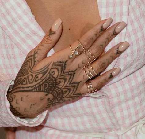 777 Rhianna Hand Tattoos, Rhianna Tattoos, Rihanna Jewelry, Rihanna Nails, Rihanna Hand Tattoo, Rihanna Tattoo, Basic Tattoos, Henna Inspired Tattoos, Hand And Finger Tattoos