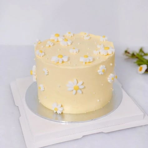 All Things Yellow, Beautiful Birthday Cake, Rodjendanske Torte, Flower Birthday Party, Daisy Cakes, Daisy Party, Baby Birthday Themes, A Birthday Cake, Beautiful Birthday