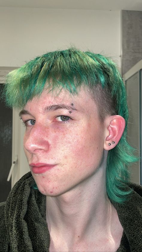 Nu Metal Hairstyles, Green Hair Mullet, Metallic Hair Dye, Metal Hairstyles, Short Hair Mohawk, Camp Hair, Eyebrow Piercings, Mint Green Hair, Green Hair Dye