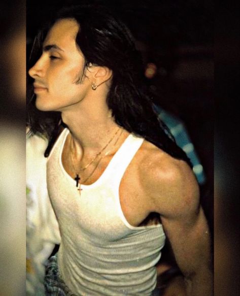 Nuno Bettencourt 90s, Beauty Fair, Nuno Bettencourt, Rock Aesthetic, Dramatic Style, Band Photos, Alternative Outfits, Long Hair Styles Men, Most Beautiful Man