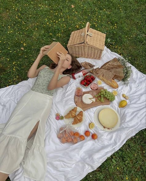 Summer Photo Shoot Ideas, Picnic Aesthetics, Picnic Date Outfits, Girl Picnic, Picnic Photo Shoot, Summer Photo Shoot, Picnic Pictures, Picnic Photography, Sweet 17