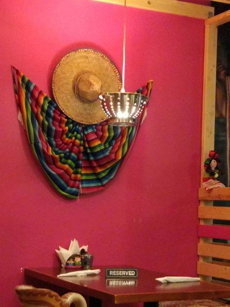 Traditional Mexican Restaurant Design, Mexican Restaurant Table Decor, Mexican Cantina Bar Ideas, Mexican Bar Decor, Mexican Restaurant Decor Ideas, Mexican Cantina Decor, Mexican Decorations Party, Mexican Restaurant Aesthetic, Cantina Decor