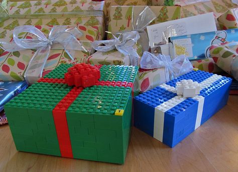 Lego Christmas presents Lego Gift Box, Lego Presents, Lego Gift, Dunks Low, Lego Christmas, Lego Diy, Amazing Lego Creations, Boy Gifts, Low Shoes