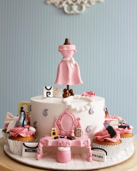 Fashion/makeup Cake and cupcake by asli Make Up Torte, Makeup Birthday Cakes, Sewing Cake, Makeup Cake, Fashion Cake, Up Cake, Beautiful Cake Designs, Make Up Cake, Fashion Cakes