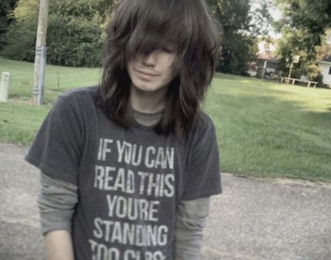 Hairstyle haircut hair inspo inspiration scene emo boy masc side part mullet shag fringe 2000s y2k grunge punk aesthetic skater boy rodrick cool william beckett sally face larry (cred 2 bleached.ghost on ig) Emo Scene Hair Boy, Aesthetic Skater Boy, Shag Fringe, Grunge Punk Aesthetic, Sally Face Larry, William Beckett, Mullet Shag, Emo Haircuts, Emo Boy Hair