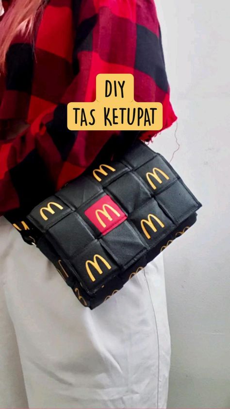 Bahan yang dibutuhkan:
 • Tas Reusable Mcd
 • Kertas Foam
 • Pola 4 Persegi Panjang
 • Velcro
 • Pengait Tas
 • Mesin Jahit
 • Benang
 • Gunting Diy Tas, Tips Menjahit, Diy Bag, Diy And Crafts, Sewing