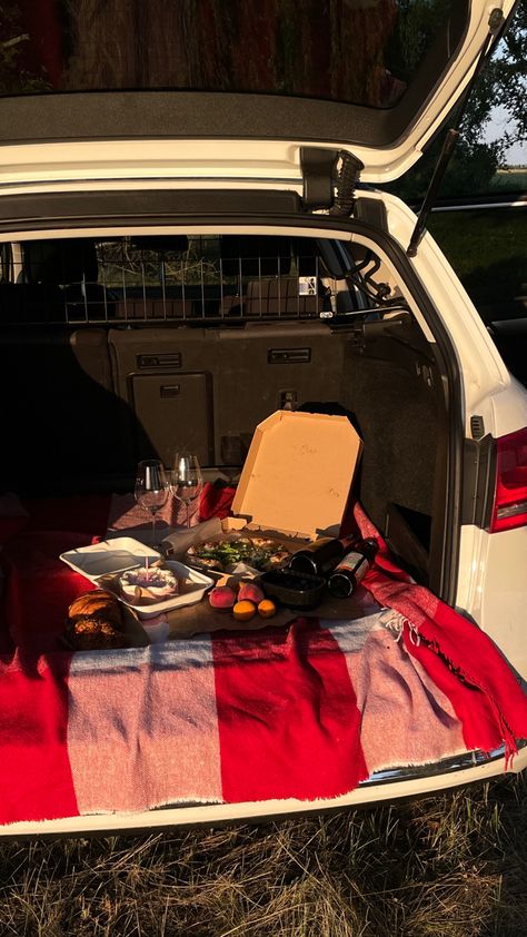 Car Trunk Picnic, Car Picnic Food, Car Boot Date, Car Boot Picnic, Back Of Car Picnic, Car Picnic Aesthetic, Car Picnic Date Ideas, Trunk Bed Date, Mood Idea