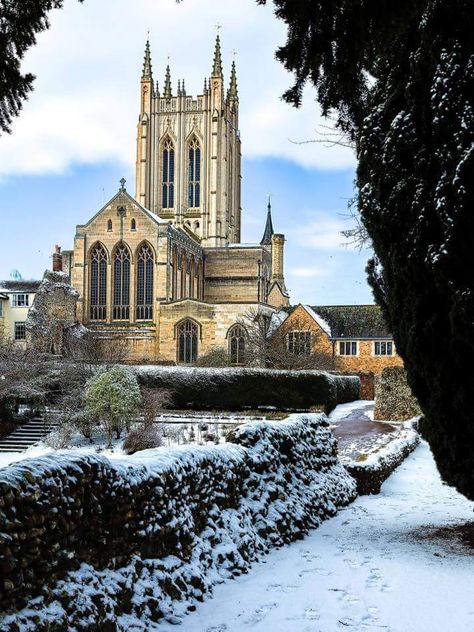 Beautiful Winter Scenes, English Christmas, British Architecture, Medieval Architecture, Church Pictures, Bury St Edmunds, Event Horizon, Covered Garden, English Countryside