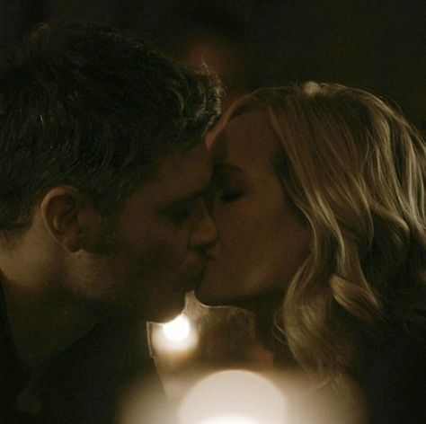 Klaus And Aurora, Klaus And Caroline Kiss, Vampire Aesthetic, Klaus And Caroline, Vampire Diaries Movie, Last Kiss, Joseph Morgan, S Diary, Vampire Diaries