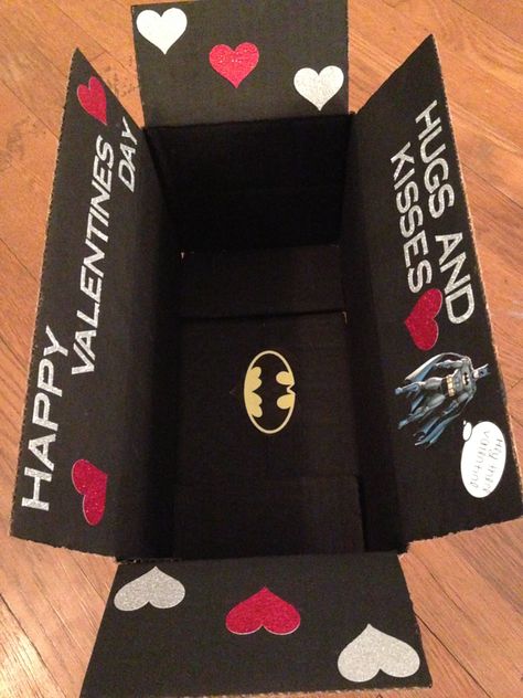 Hey there valentine batman Valentine's Day care package. Valentines Gift For Boyfriend Batman, Batman Valentine Ideas, Batman Valentine Box Ideas, Batman Gift Basket, Batman Diy Gifts, Batman Gifts For Boyfriend, Batman Valentine, Handmade Gifts For Bf, Gifts For Bf