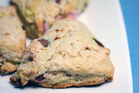 Cadbury Mini Eggs Scones. Just might be the perfect Easter brunch dish! Chocolate Cadbury, Cadbury Mini Eggs, Cadbury Eggs, Spring Treats, Brunch Spread, Mini Egg, Mini Eggs, Brunch Menu, Quick Breads