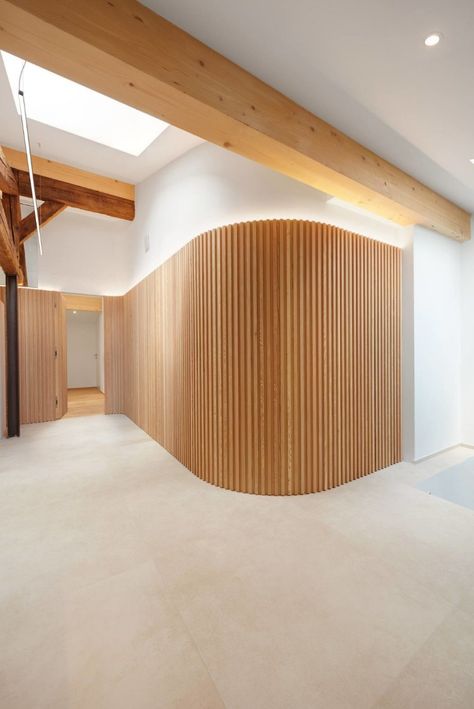 Town House J by Claudia Unterhauser Curved Wall, Modern Apartment Design, Deco Studio, Curved Walls, 아파트 인테리어, Town House, Design Del Prodotto, Wooden Slats, Roof Design