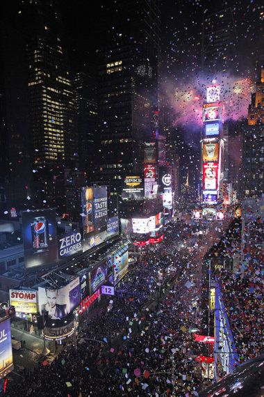 Time square, New York for New Years. I have to do this at least once in my lifetime New Years Eve Ball Drop Nyc, New Years Ball Drop Aesthetic, Time Square Ball Drop, Nye In New York City, Nyc Ball Drop, New York New Years Eve Aesthetic, Ball Drop New Years, New Year Ball Drop, New York Ball Drop