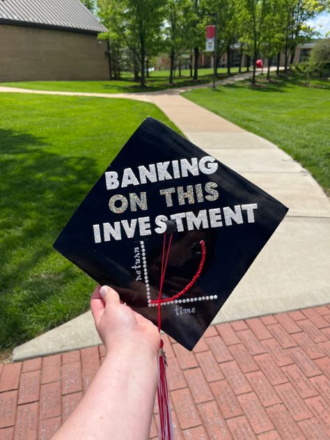 banking on this investment #finance #graduation #gradcap #gradpics Finance Degree Graduation Cap, Finance Graduation Cap Ideas, Graduation Cap Designs Economics, Cap Decoration Graduation Business Major, Economics Graduation Cap, Graduation Cap Designs Finance, Finance Major Graduation Pictures, Business Administration Graduation Cap, Accounting Cap Decoration