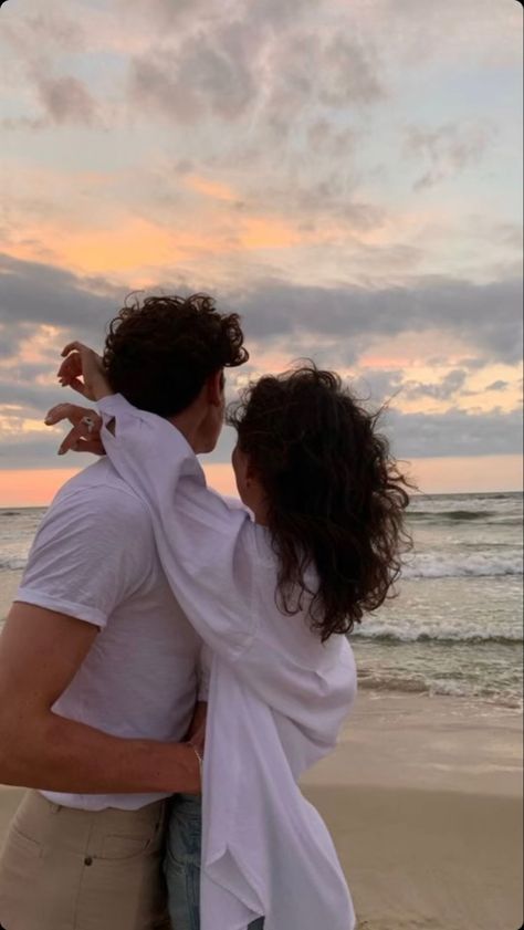 Kissing Beach Aesthetic, Cute Couple Pics Curly Hair, Sunset Beach Couple Pictures Aesthetic, Cute Couple Pics Beach Sunset, Aesthetic Beach Pics With Boyfriend, Beach Pics Couple Aesthetic, Couple Pic At The Beach, Summer Photo With Boyfriend, Holiday Love Aesthetic