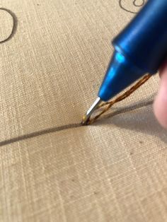 A wonderful punch needle tutorial form the Old Tattered Flag. How To Use Punch Needle Videos, Punch Needle Patterns Free Printable, Punch Needle Tutorial, How To Punch, Tattered Flag, Needle Punching, Punch Embroidery, Rug Hooking Designs, Hook Punch