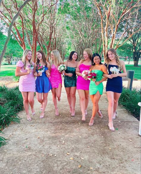 Matching Homecoming Dresses Friends, Hoco Poses Best Friends Group, Homecoming Dress Preppy, Homecoming Dresses Preppy, Hoco Pic Ideas Friends, Vsco Homecoming, Hoco Group Pictures, Preppy Homecoming Dresses, Homecoming Pictures With Friends