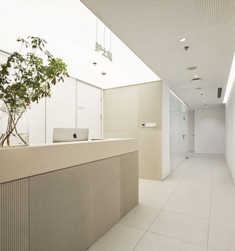 » INSTARMED｜Design by NAZODESIGN Medical Clinic Design, Cabinet Medical, Lobby Interior, Counter Design, Hospital Design, Office Layout, Lobby Design, Clinic Design, Medical Office