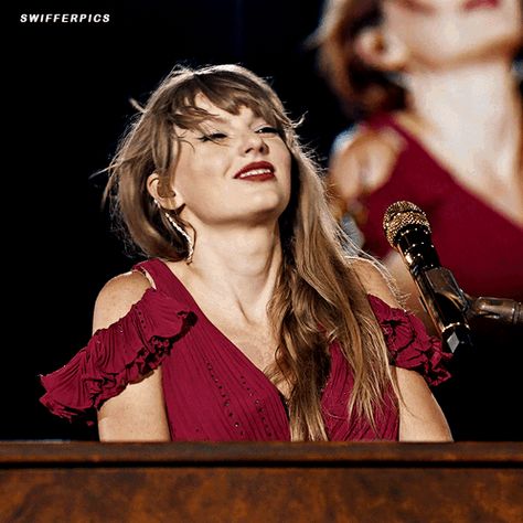 Swifferpics Taylor Swift GIF – Swifferpics Taylor swift Taylor swift eras tour – discover and share GIFs Taylor Swift Gifs, Taylor Swift Gif, Taylor Swift Taylor Swift, Swift Taylor, Taylor Swift Cute, Estilo Taylor Swift, Taylor Swift Eras Tour, Olivia Benson, Taylor Swift Funny