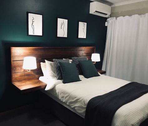 Emerald Bedroom, Emerald Green Bedrooms, Green And White Bedroom, Dark Wood Bedroom Furniture, Dark Wood Bedroom, Green Bedroom Walls, Green Bedroom Decor, Feature Wall Bedroom, Wood Bedroom Furniture