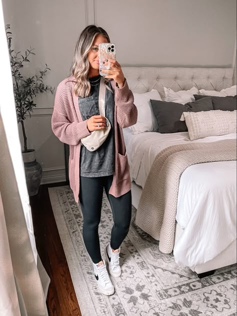 Comfy Shopping Outfit Fall, Comfy Outfits Teacher, Fall Fashion For Moms Over 30, Comfy Daily Outfits, Easy Mom Outfits Fall, Almost Spring Outfits, Maternity Casual Outfits Winter, Simple Mom Style, Casual Spring Mom Outfits