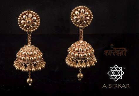 The jhumkas used in the film 'Kadambari' articulate the restraint in… Bengali Jewellery, Gold Jhumkas, Gold Jewelry Prom, Temple Jewellery Earrings, Labret Jewelry, Gold Jhumka, Gold Jhumka Earrings, Gold Jewels Design, New Gold Jewellery Designs