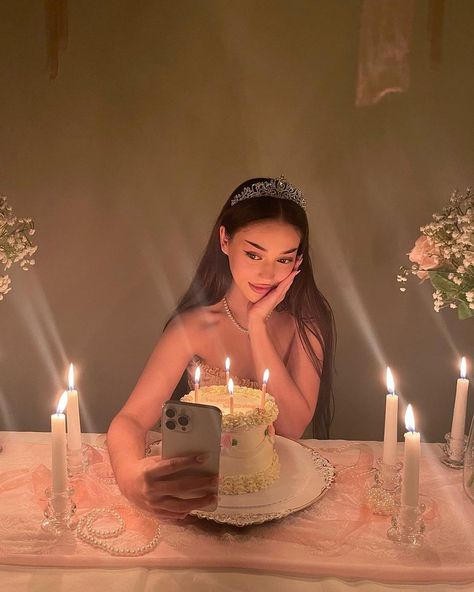 17 Doğum Günü, Cute Birthday Pictures, Birthday Dinner Party, Cute Birthday Ideas, Pink Birthday Party, 사진 촬영 포즈, Foto Baby, 18th Birthday Party, Birthday Planning