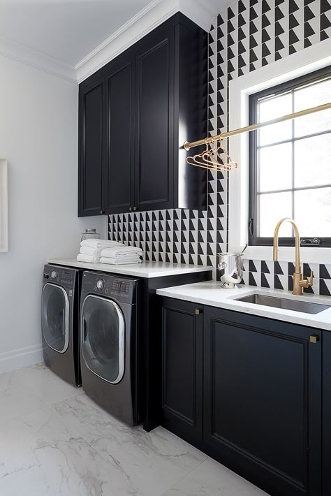 Modern laundry room with black and white patterned accent wall and brass hardware. Mesh Drawers, Luxury Laundry Room, Black And White Backsplash, Luxury Laundry, Laundry Room Tile, Custom Laundry Room, White Laundry Rooms, Suite Ideas, Organizational Tips