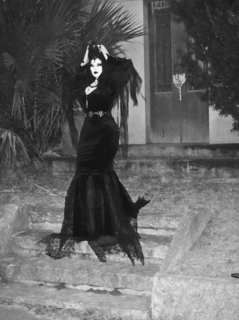 Goth Prom Pictures, Goth Prom Photos, Romantic Goth Fashion Victorian, Gothic Dress Aesthetic, Goth Prom Outfit, Victorian Goth Aesthetic, Prom Goth, Ethereal Goth, Victorian Gothic Aesthetic