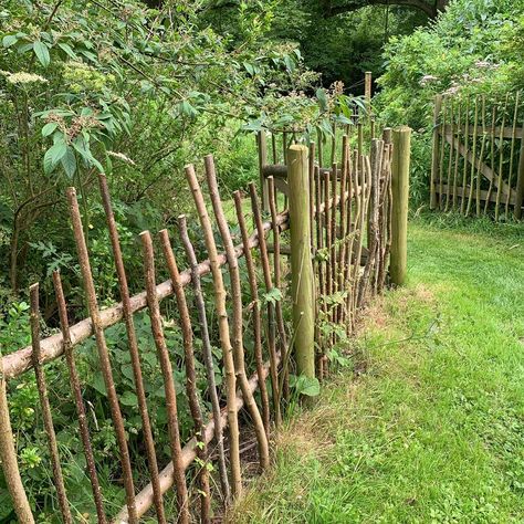 Rustic Garden Fence, Stone Paths, Diy Garden Fence, Natural Fence, Landscaping Simple, Front Yard Landscaping Plans, Front Yard Landscaping Simple, Front Yard Landscaping Ideas, Yard Landscaping Ideas