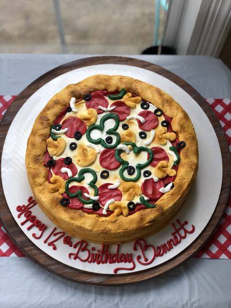 Food Themed Birthday Party, Pizza Cake Ideas, Pizza Theme Cake, Pizza Cake Design, Pizza Party Cake, Cookie Cake That Looks Like Pizza, Cake Looks Like Pizza, Pizza Birthday Cake, Pizza Birthday