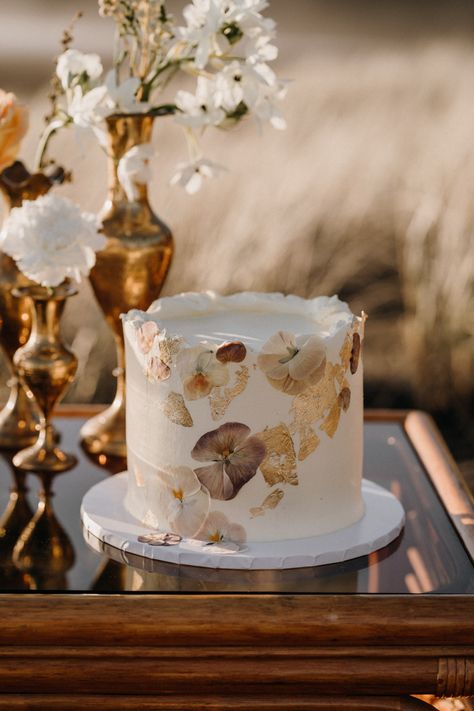 Minimal, fruity, and crazy creative- take a peek at these small yet stunning wedding cakes! | Image by Samantha Donaldson Photography Cheese Wedding Cake, Wedding Cake Images, New Zealand Beach, Cake With Flowers, Small Wedding Cakes, Floral Wedding Cake, Floral Wedding Cakes, Bridal Hat, Beach Wedding Inspiration