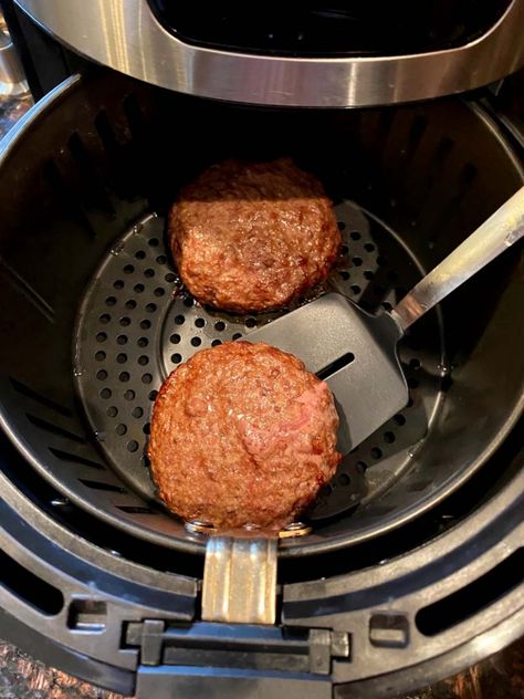 flipping cooked hamburgers with a spatula in the air fryer Homemade Potato Pancakes, Oven Burgers, Braised Chicken Breast, Chicken Shawarma Recipe, Shawarma Recipe, Ground Beef And Potatoes, Impossible Burger, How To Cook Burgers, Roasted Chicken Breast