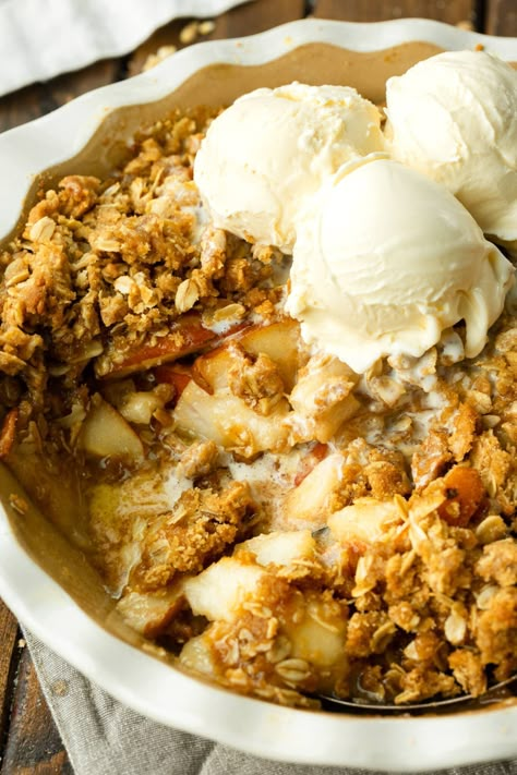 I am especially loving the delicate sweetness of pears under a pile of crunchy, chewy, cinnamon-y goodness that is a crisp. #fruitcrisp #pearcrisp #falldessert Fresh Pear Recipes, Pear Crisp Recipe, Pear Crumble Recipe, Spiced Pears, Pear Desserts, Yummy Pies, Pear Crisp, Pear Crumble, Crumble Tart