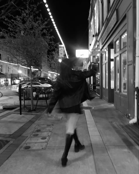 Blurry night pic black mini skirt learger boots leather jacket pic inspo Street Lights Photoshoot, Black Mini Skirt Aesthetic, Blurry Instagram Pictures, Street Pics Night, Leather Jacket Aesthetic Girl, Black Leather Jacket Aesthetic, Blurry Night Pics, Insta Pics At Night, Chiara Core