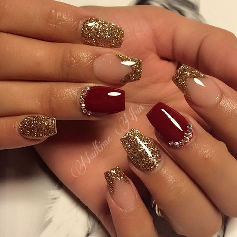 Ruby red #nails #nailtimenfun #acrylicnails #nailart #naildiva #nailgame #nailgasm #nailporn #nailswag #nailcraze #nailmania #nailaddict #nailbling #nailfashion #nailobsession #nails2inspire Sparkle Eye Makeup, Red And Gold Nails, Bridal Nails Designs, Red Nails Glitter, Bridal Nail Art, Short Fake Nails, Wedding Nail, Burgundy Nails, Nails Red