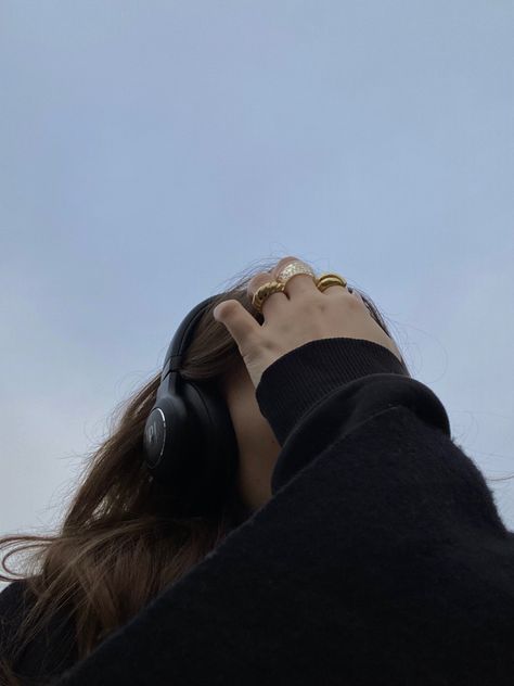 aesthetic minimalistic shot of girl wearing black JBL headphones with gold jewelry and wavy hair Bose Aesthetic, Big Headphones Aesthetic, Jbl Headphones Outfit, Headphones Outfit, Big Headphones, Headphone Outfit, Headphones Aesthetic, Jbl Headphones, Wearing Headphone