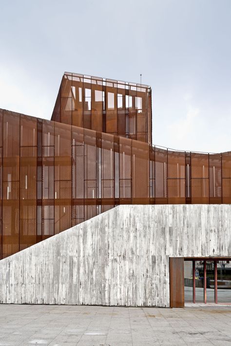 OKE / aq4 arquitectura. Steel Architecture, Building Skin, Metal Facade, Wood Architecture, Cultural Architecture, Salou, Design Hotel, Building Facade, Corten Steel