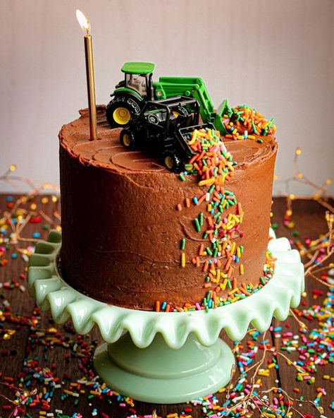 John Deere Birthday Party Ideas, John Deere Birthday Cake, Tractor Birthday Cake, Tractor Birthday Cakes, John Deere Cake, Love Herbs, Farm Birthday Cakes, Construction Birthday Cake, John Deere Birthday