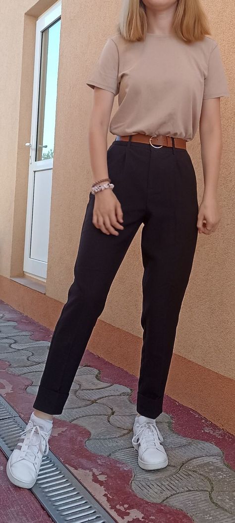 Trousers Summer Outfit, Comfortable Chic Outfits, Black Trousers Outfit, Friend Groups, Beige T Shirt, Casual Work Outfits Women, Beige T Shirts, Casual College Outfits, Business Casual Outfits For Work