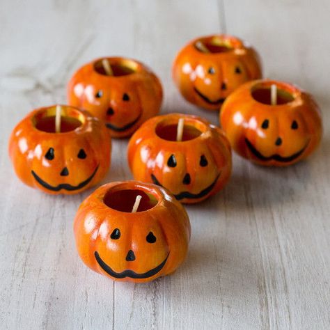 Halloween Clay, Cerámica Ideas, Tanah Liat, Pumpkin Candles, Small Pumpkins, Clay Art Projects, Ceramics Ideas Pottery, Dry Clay, Painted Pumpkins