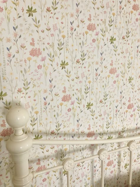 Flower Wallpaper Room Ideas, Small Flower Wallpaper Bedroom, Floral Wallpaper Kids Room, Cute Wallpaper For Room Wall, Floral Wallpaper Girls Bedroom, Girly Wallpaper Room, Cute Wallpapers Bedroom, Wallpaper Toddler Girl Room, Vintage Room Wallpaper