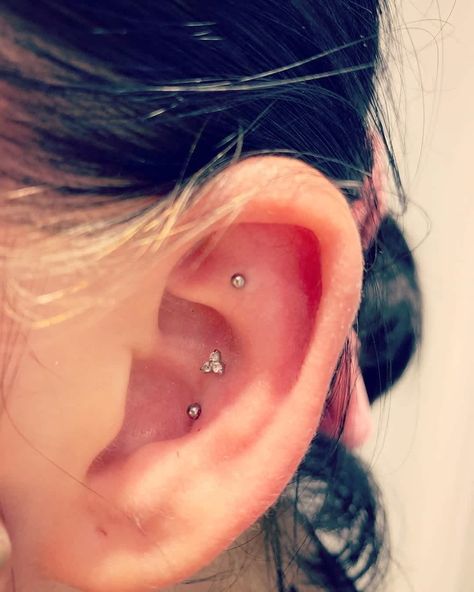 Keeping It Simple Piercing Combinations, Ear Piercing Combinations, Curated Ears, Snake Bite Piercing, Snake Bite, Snake Bites, Keeping It Simple, Lobe Piercing, Emerald Color