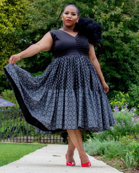 The Silondiwe Shweshwe Dress ❤💓 Seshoeshoe Designs, Pedi Dresses, Shweshwe Dresses Patterns, Maternity Dress Pattern, Dress For Chubby, Posh Fashion, African Traditional Wear, African Hats, Shweshwe Dresses