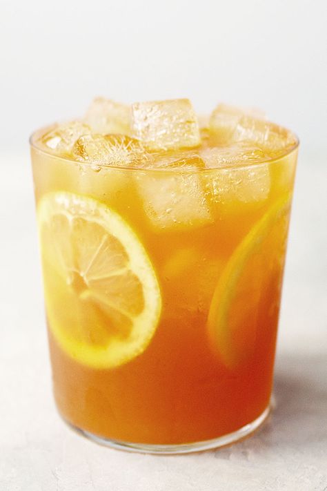 Honey Lemon Iced Tea, Iced Tea Aesthetic, Lemon Iced Tea Recipe, Summer Tea Recipes, Ice Lemon Tea, Black Tea Recipe, Flavored Iced Tea Recipes, Iced Tea Drinks, Iced Tea Recipes Homemade