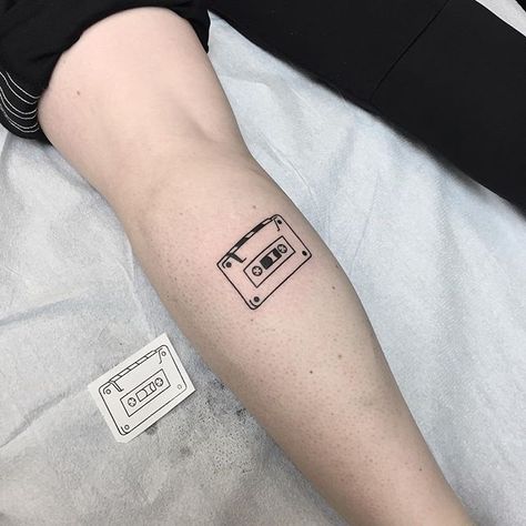 ❁Lady Aurora❁ Music Tattoo Designs, Cute Tiny Tattoos, Classic Tattoo, Music Tattoo, Music Tattoos, Tattoo Feminina, Family Tattoos, Unique Tattoo, Minimal Tattoo