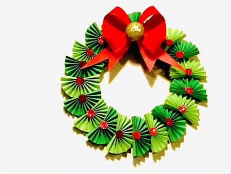 Christmas Crafts and DIYS. Easy Christmas Wreath. #CrazeeCrafts Christmas Decor Wall Hanging, Tissue Paper Christmas Wreath, Recycled Wreaths Ideas, Recycled Decorations Christmas, Christmas Classroom Decorations Diy, Christmas Wreaths Craft, Christmas Wall Hangings Ideas, Diy Recycled Christmas Decorations, Diy Christmas Decorations Recycled