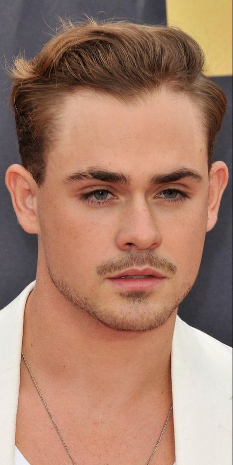 Darce Montgomery, Billy Hargrove, Akali League Of Legends, Dacre Montgomery, Stranger Things Actors, Stranger Things Have Happened, Stranger Things Characters, Corte De Cabelo Masculino, Stranger Things Netflix