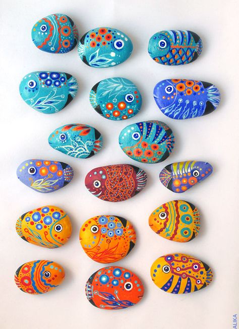 Painted rocks (stones) fish magnets by Alika-Rikki, via Flickr Art Pierre, Rocks Painted, Painted Rocks Craft, Paint Rock, Pet Rocks, Stone Crafts, Pebble Painting, Painted Stones, Rock Crafts